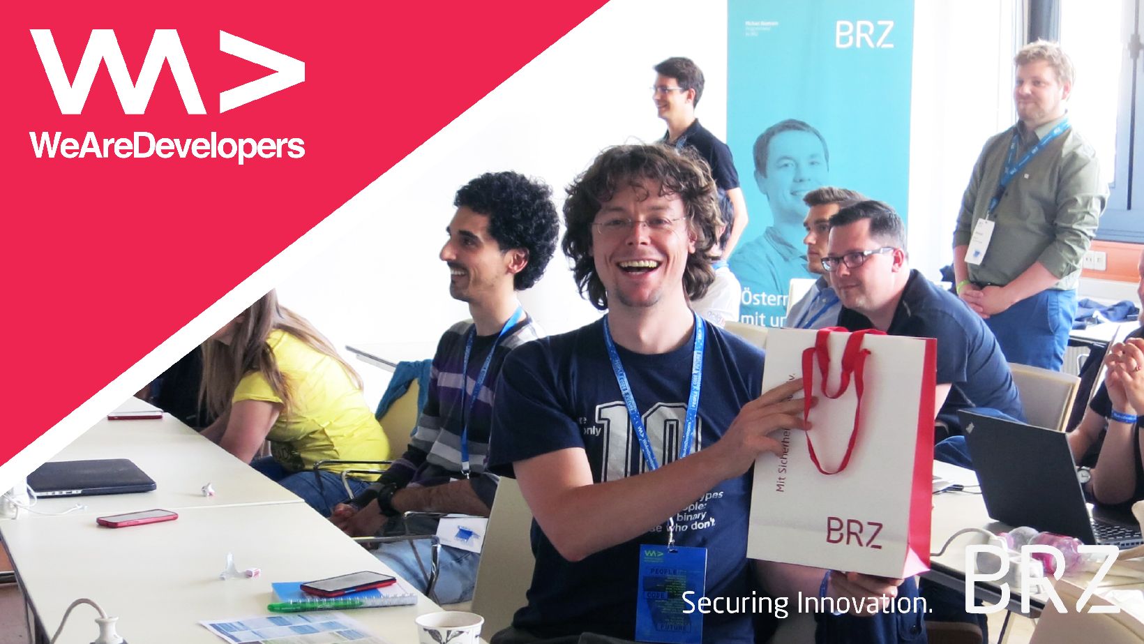 BRZ Hackaton Teilnehmer freuen sich über die Goodiesackerl des BRZ